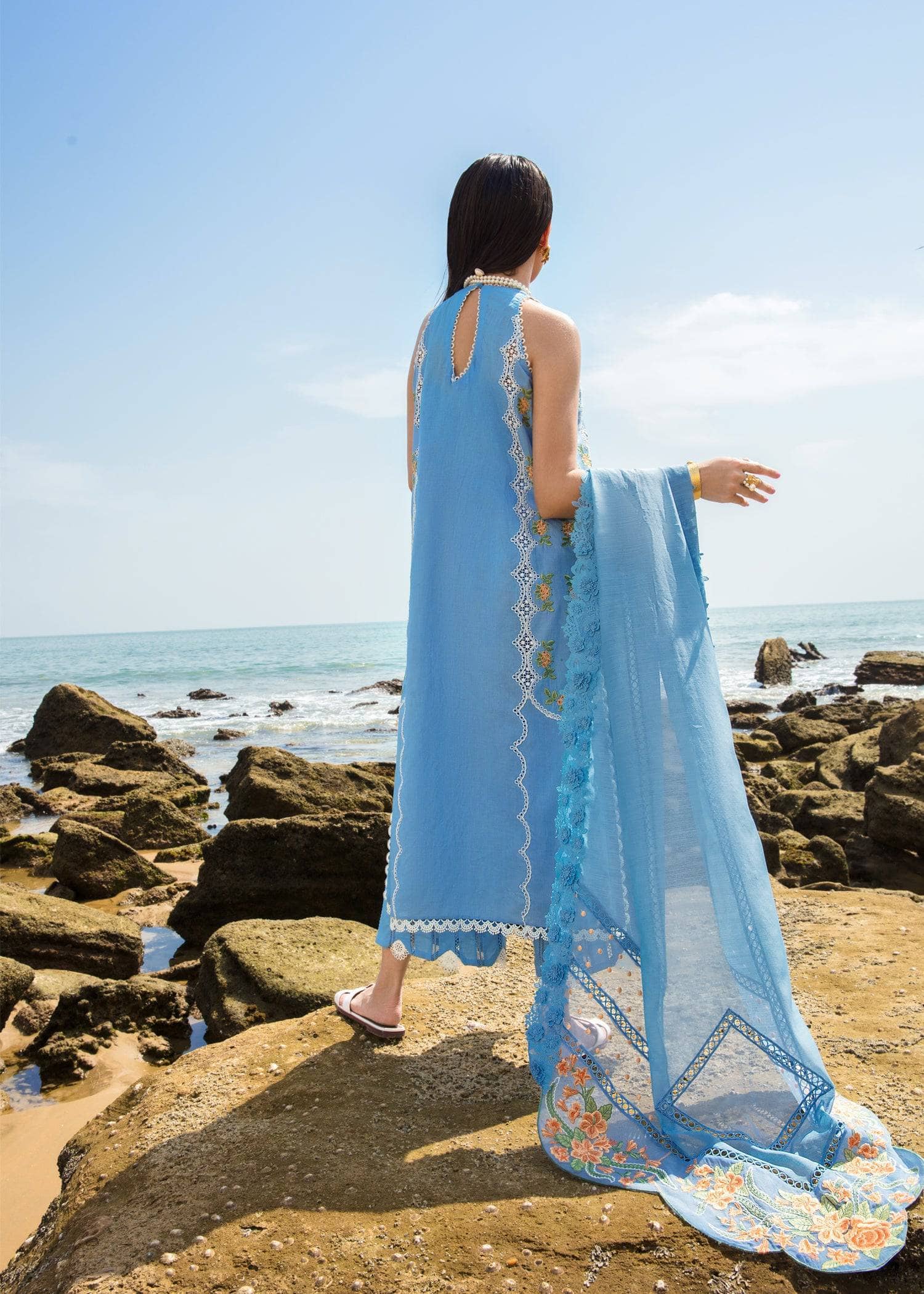 img_crimson_lawn_by_saira_shakira_awwal_boutique