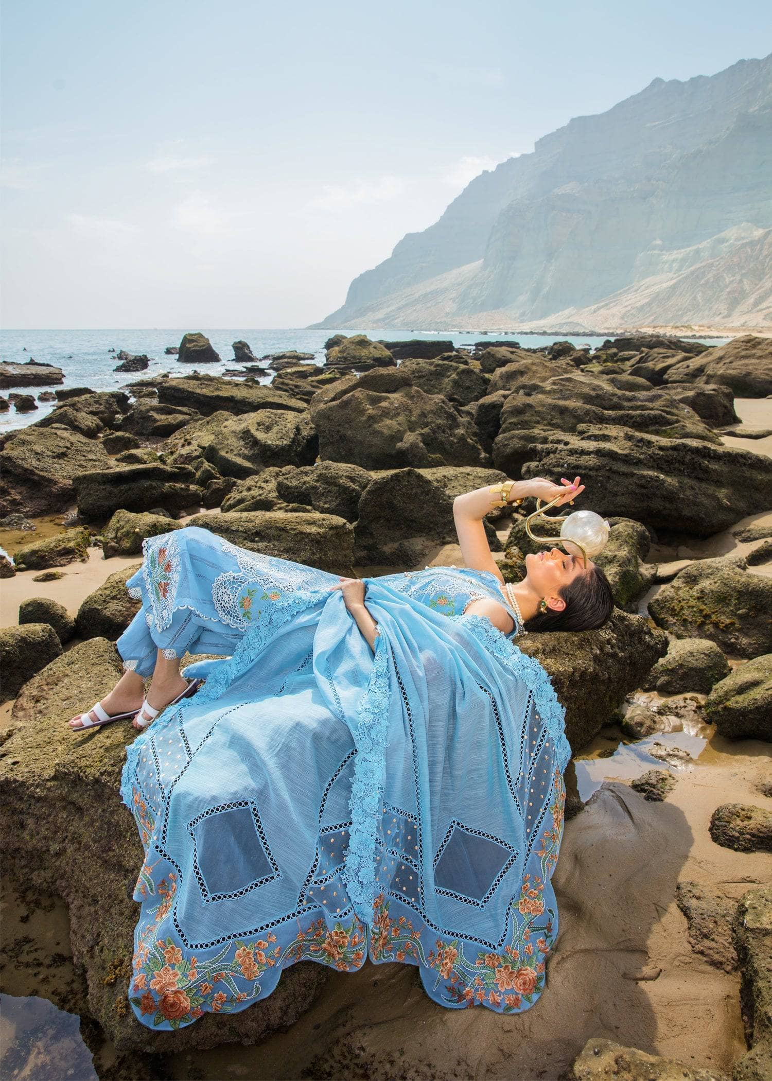 img_crimson_lawn_by_saira_shakira_awwal_boutique