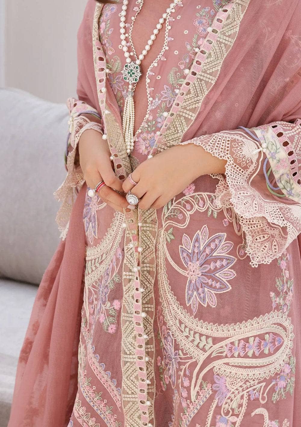 Img_elaf_chikankari_lawn_23_awwal_boutique