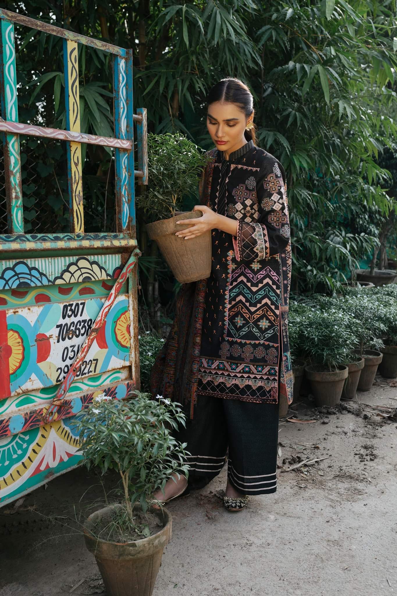 img_qalamkar_winter_shawls_collection_awwal_boutique