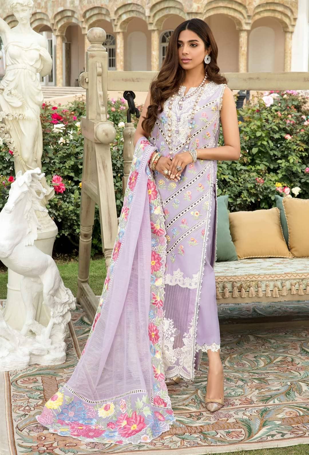 img_crimson_lawn_by_saira_shakira_awwal_boutique