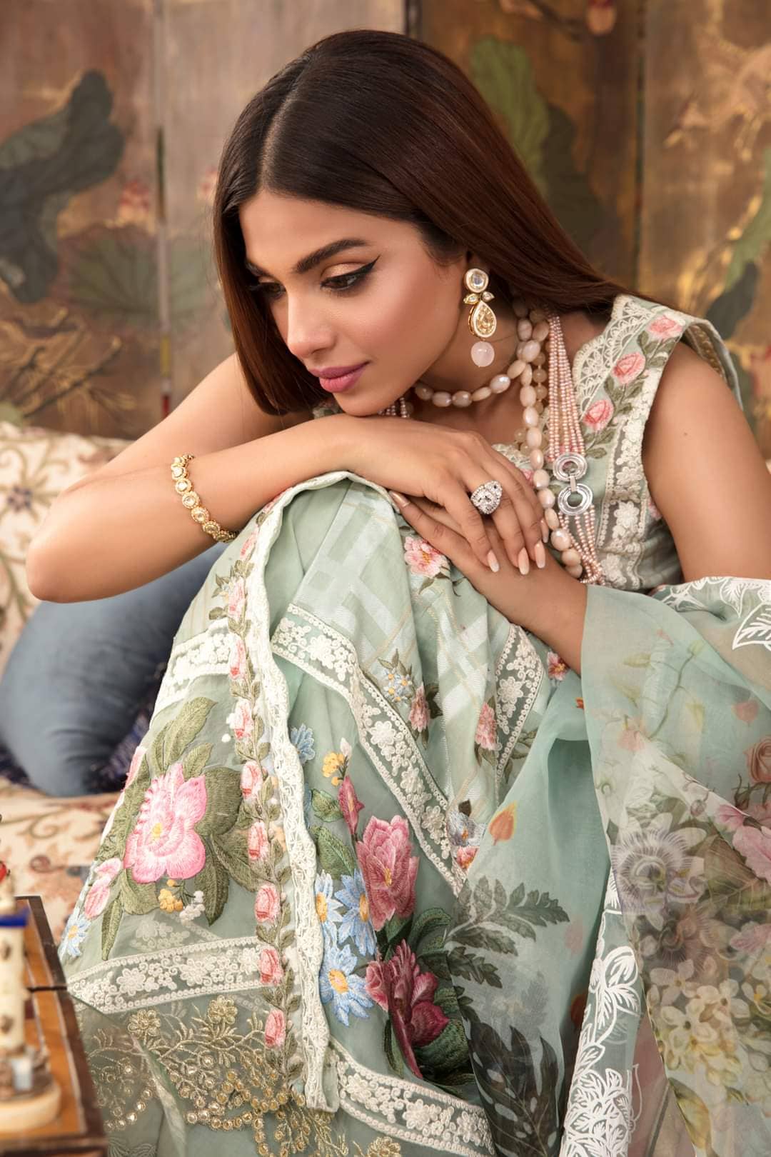 img_crimson_lawn_by_saira_shakira_awwal_boutique