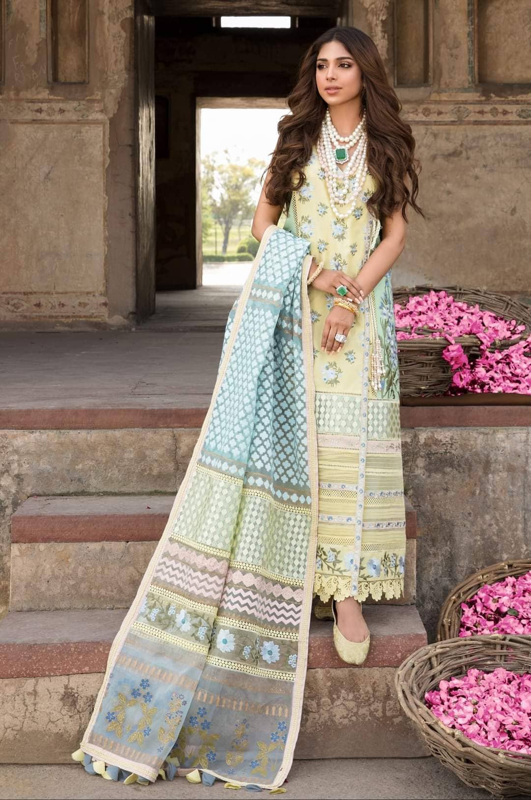 img_crimson_lawn_by_saira_shakira_awwal_boutique