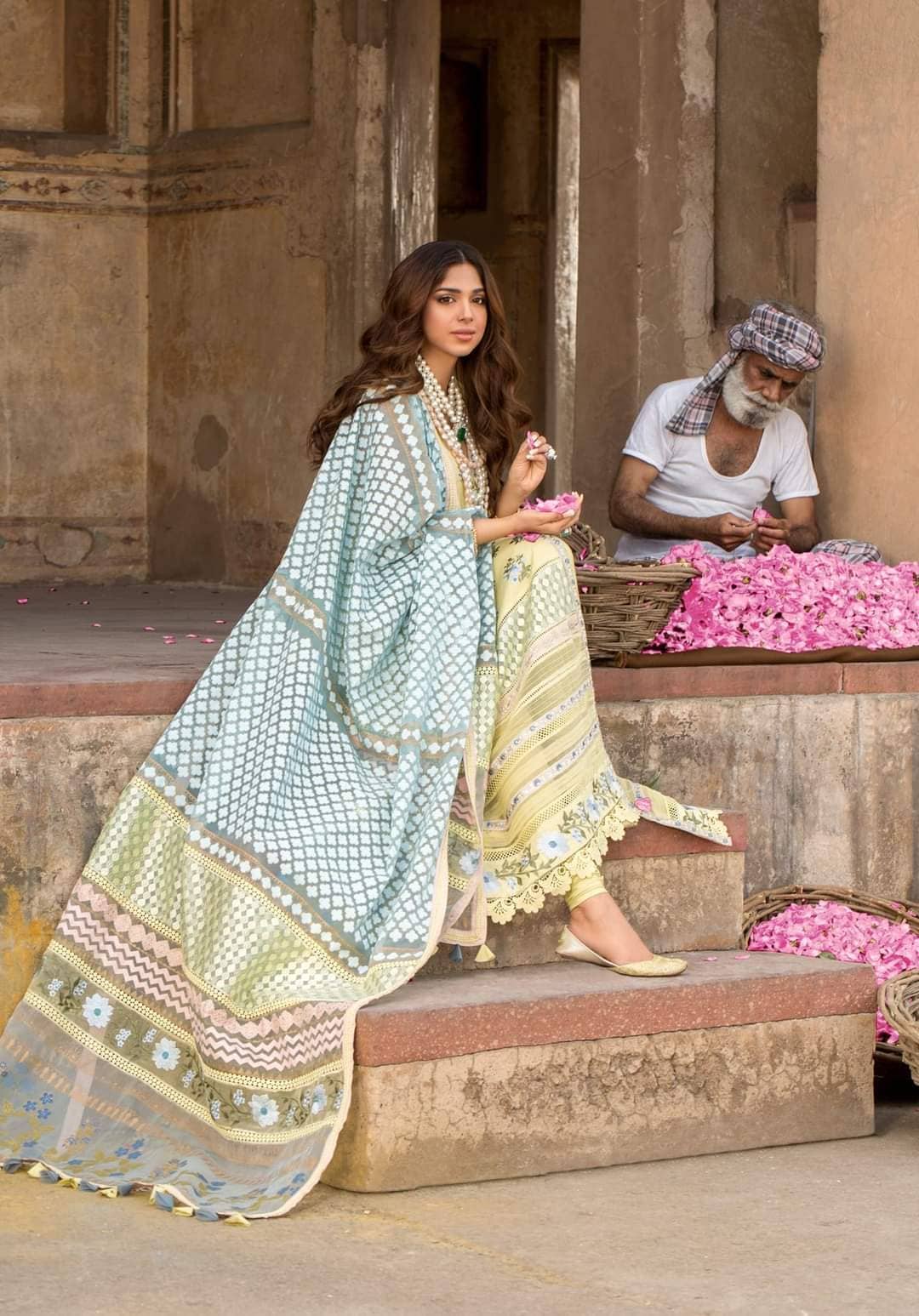 img_crimson_lawn_by_saira_shakira_awwal_boutique