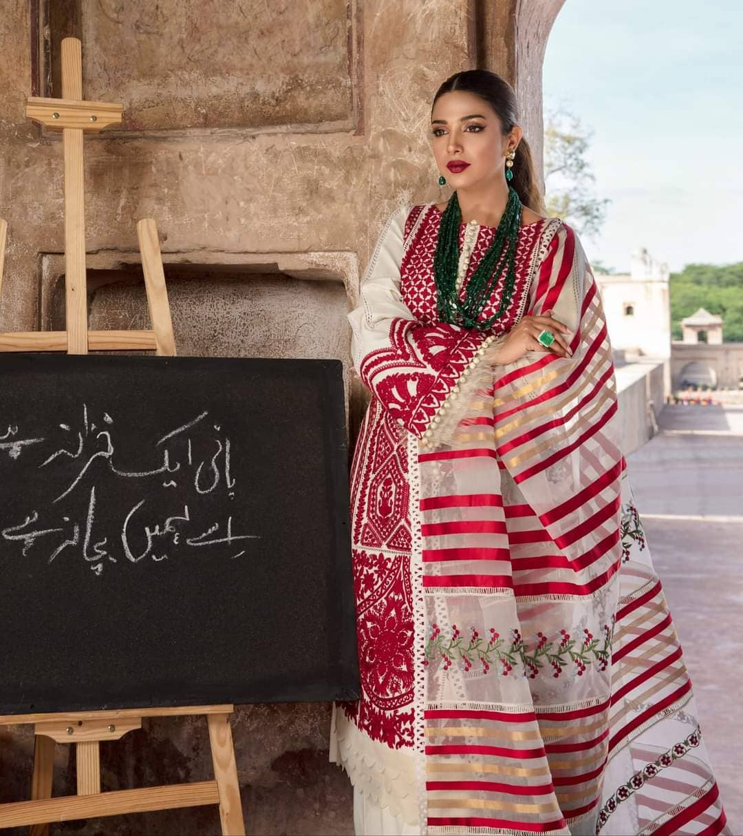 img_crimson_lawn_by_saira_shakira_awwal_boutique