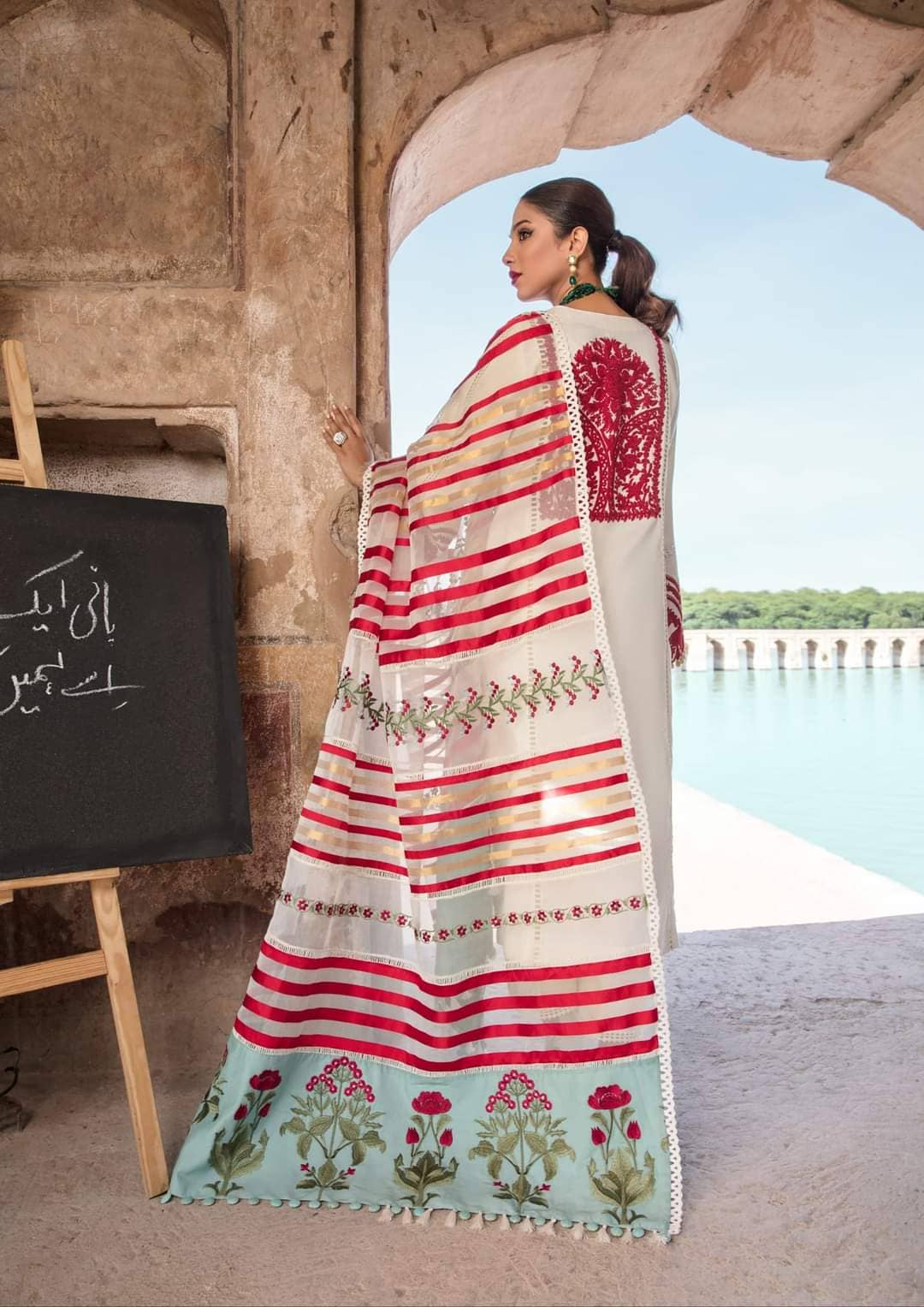 img_crimson_lawn_by_saira_shakira_awwal_boutique