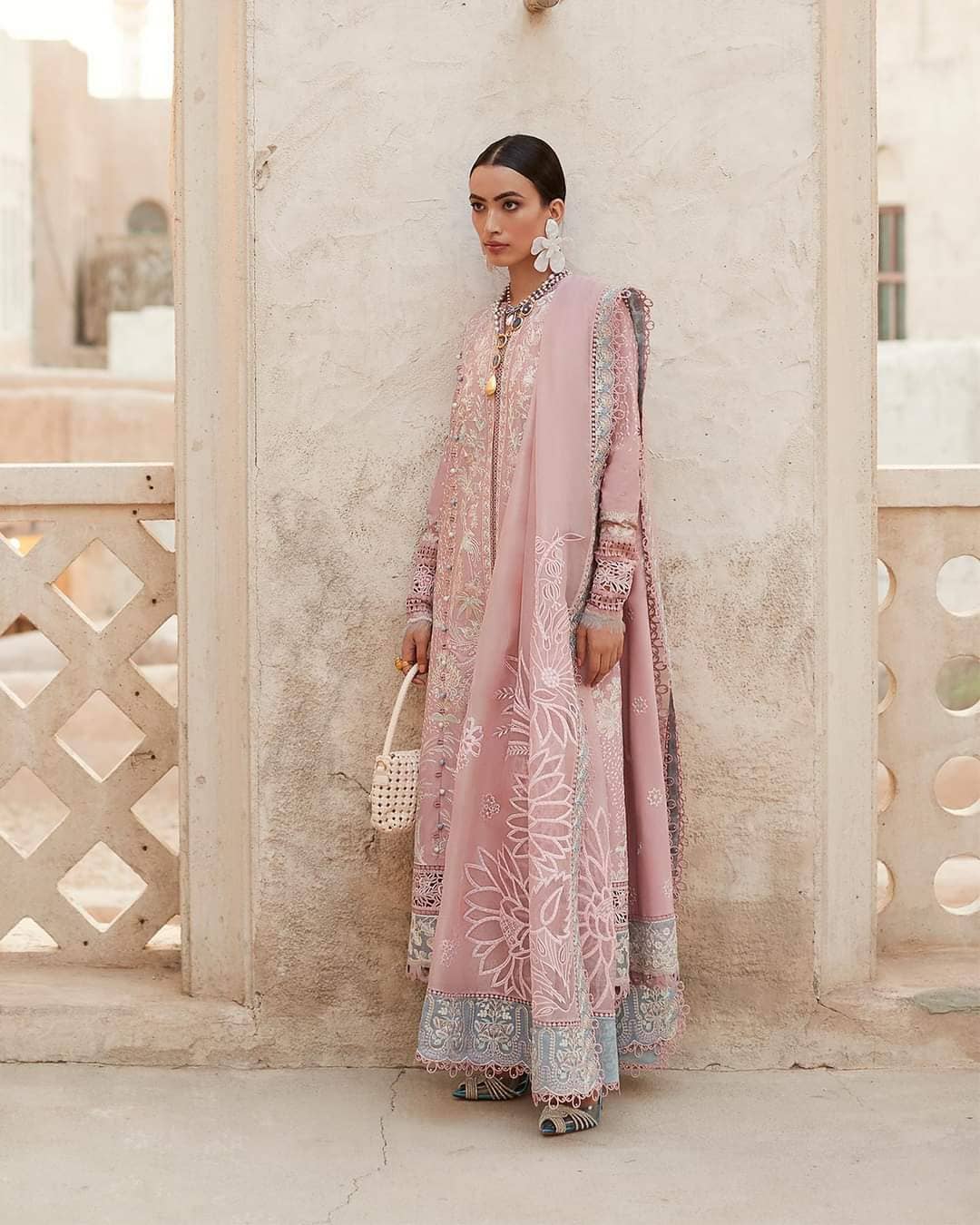 img_suffuse_lawn_collection_22_awwal_boutique