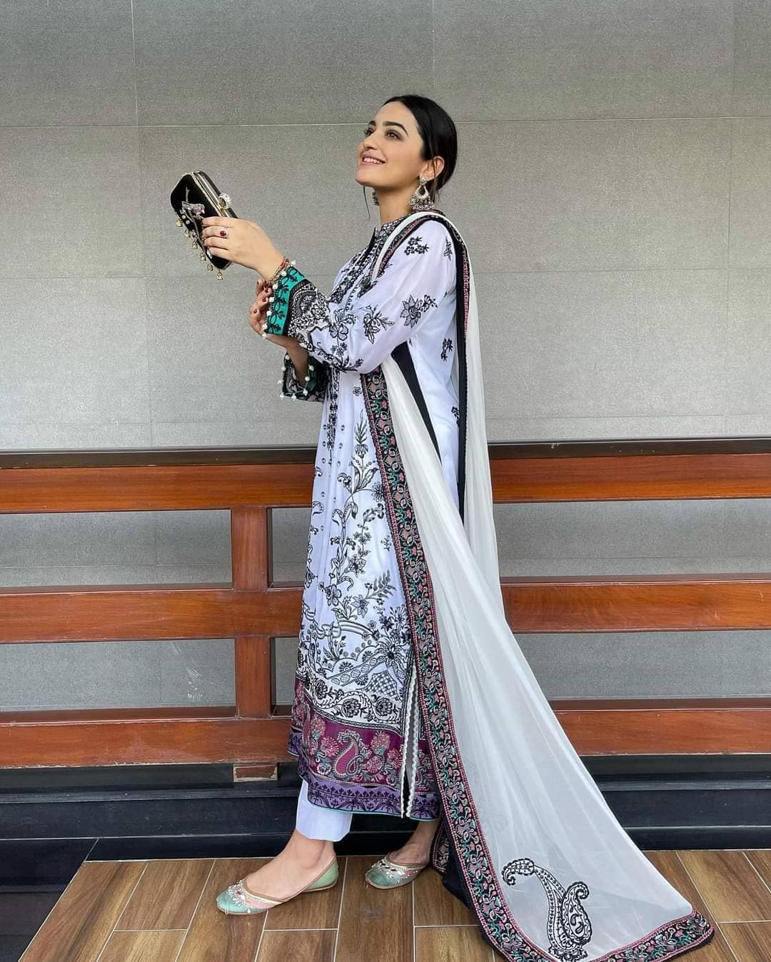 img_spotted_aik_dareeche_lawn_22_awwal_boutique