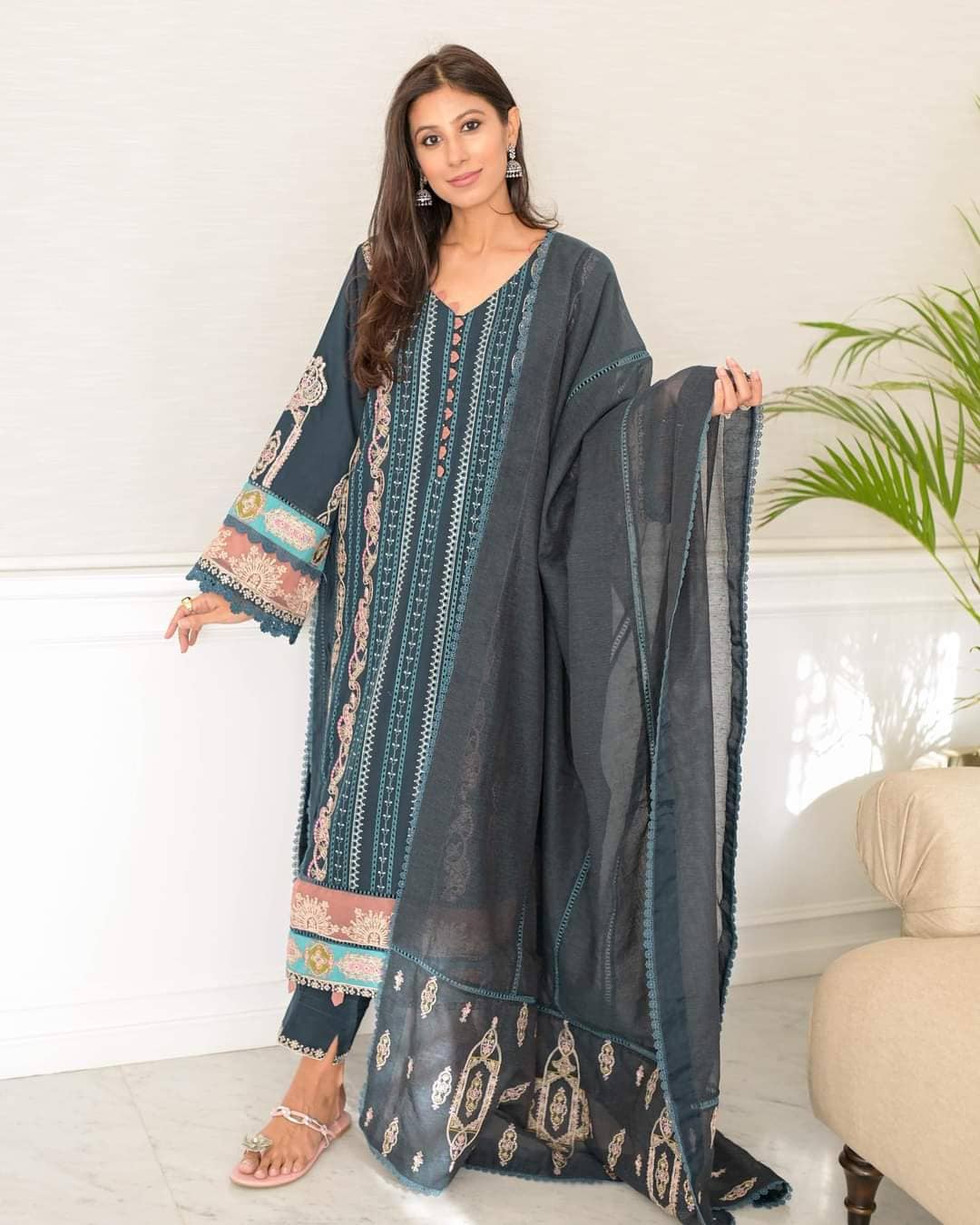 img_spotted_in_qalamkar_q_line_linen_2022_awwal_boutique
