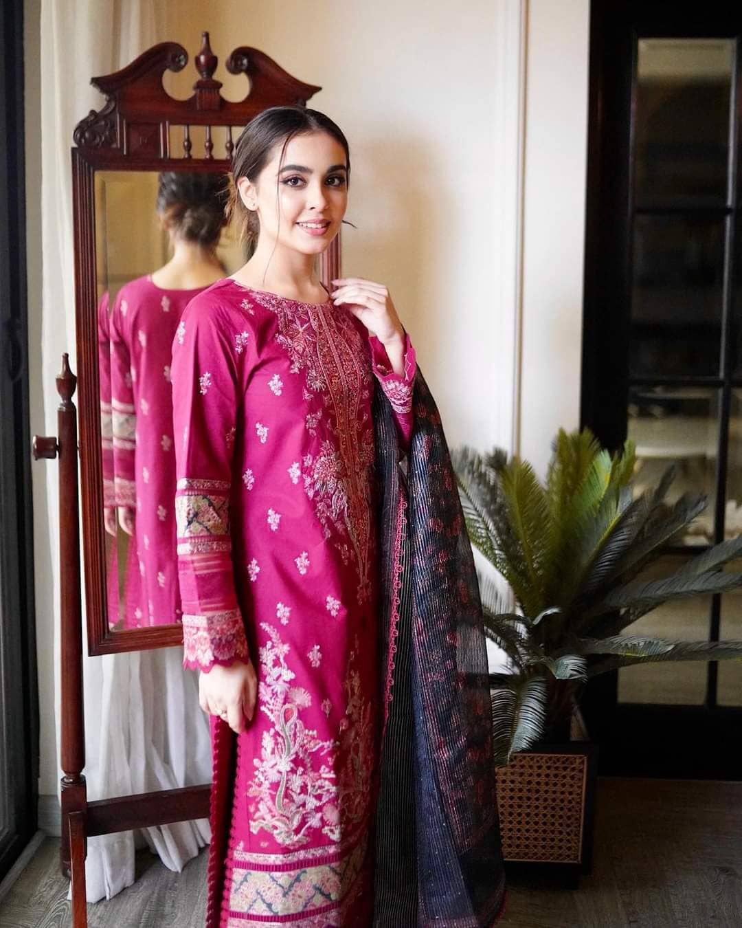 img_spotted_in_qalamkar_q_line_linen_2022_awwal_boutique