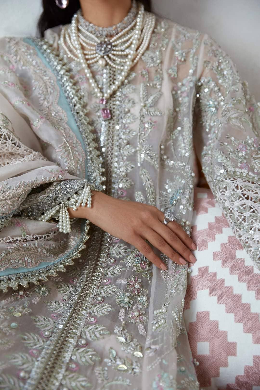 img_suffuse_by_sana_yasir_freesia_2022_wedding_edition_awwal_boutique