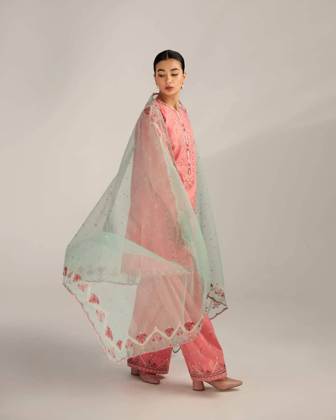 img_coco_lawn_by_zara_shahjahan_23_awwal_boutique