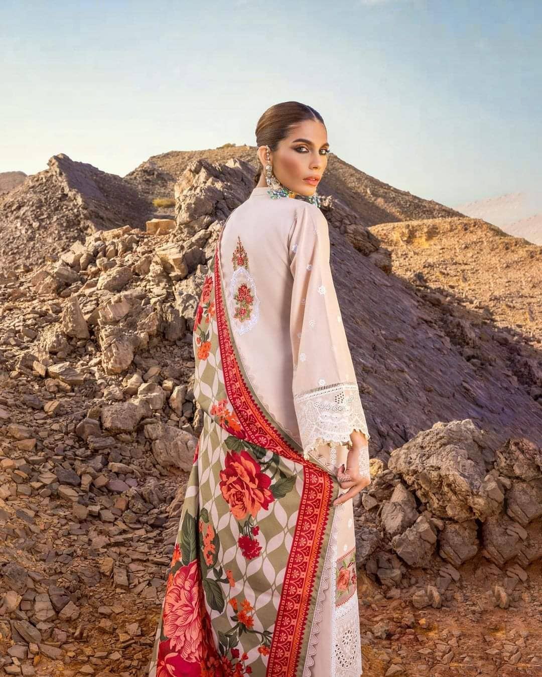 img_zainab_chottani_lawn_23_awwal_boutique