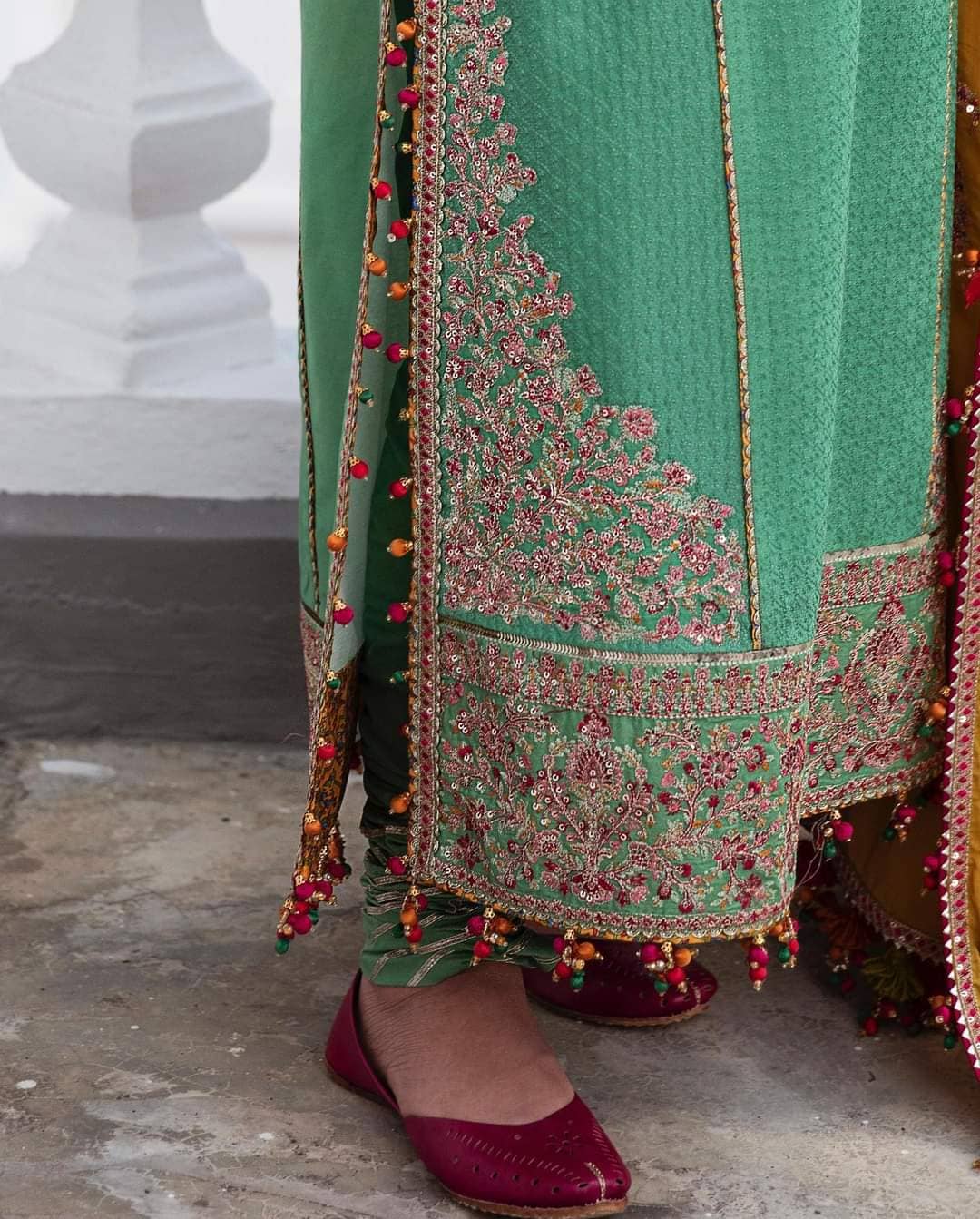 img_hussain_rehar_luxury_lawn_roshan_23_awwal_boutique