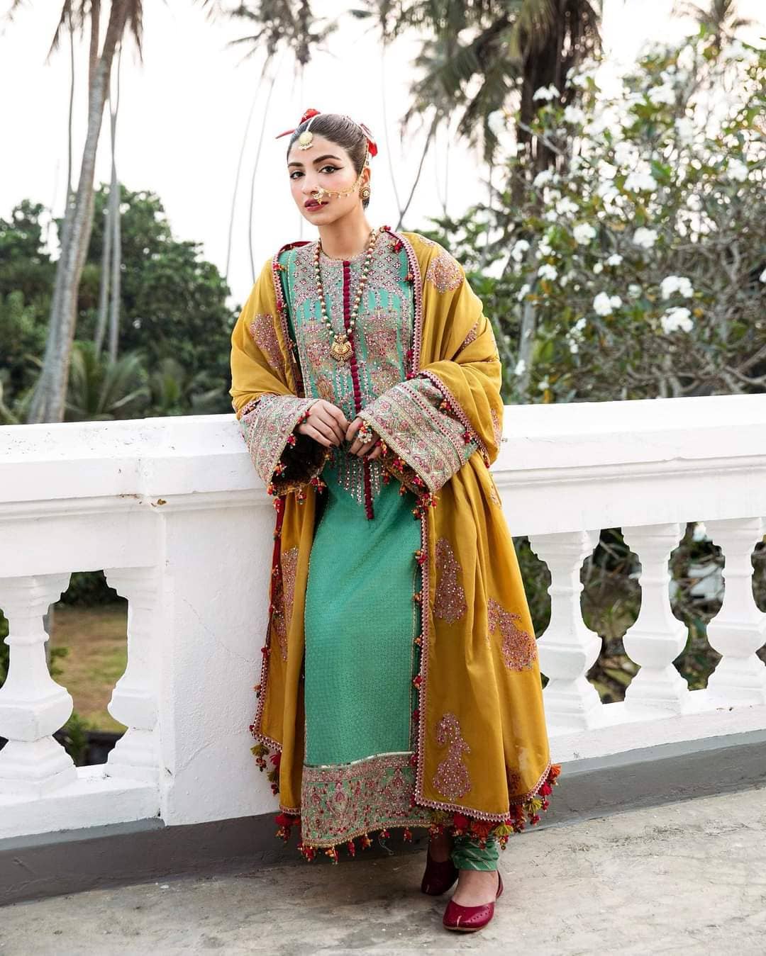 img_hussain_rehar_luxury_lawn_roshan_23_awwal_boutique