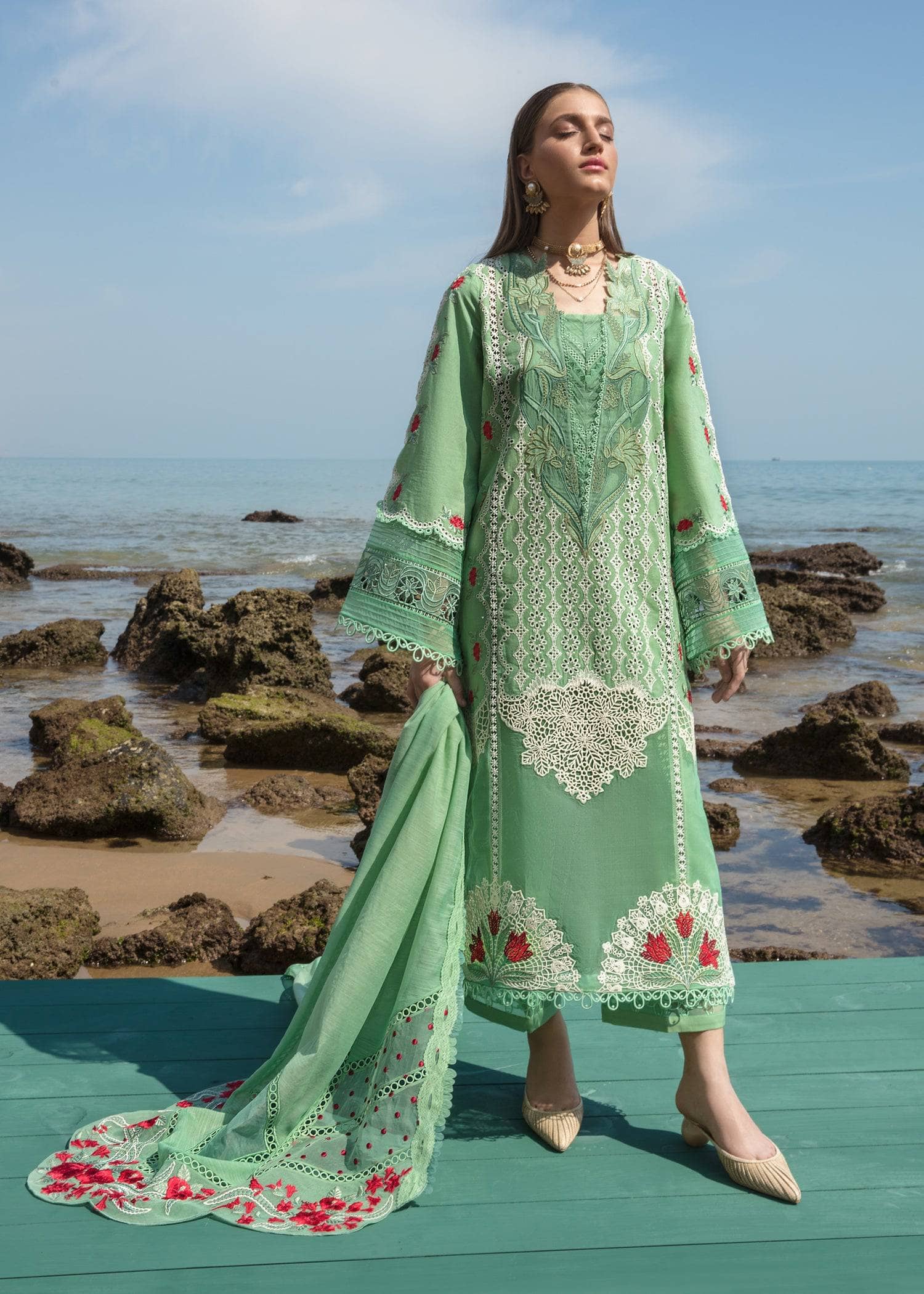 img_crimson_lawn_by_saira_shakira_awwal_boutique