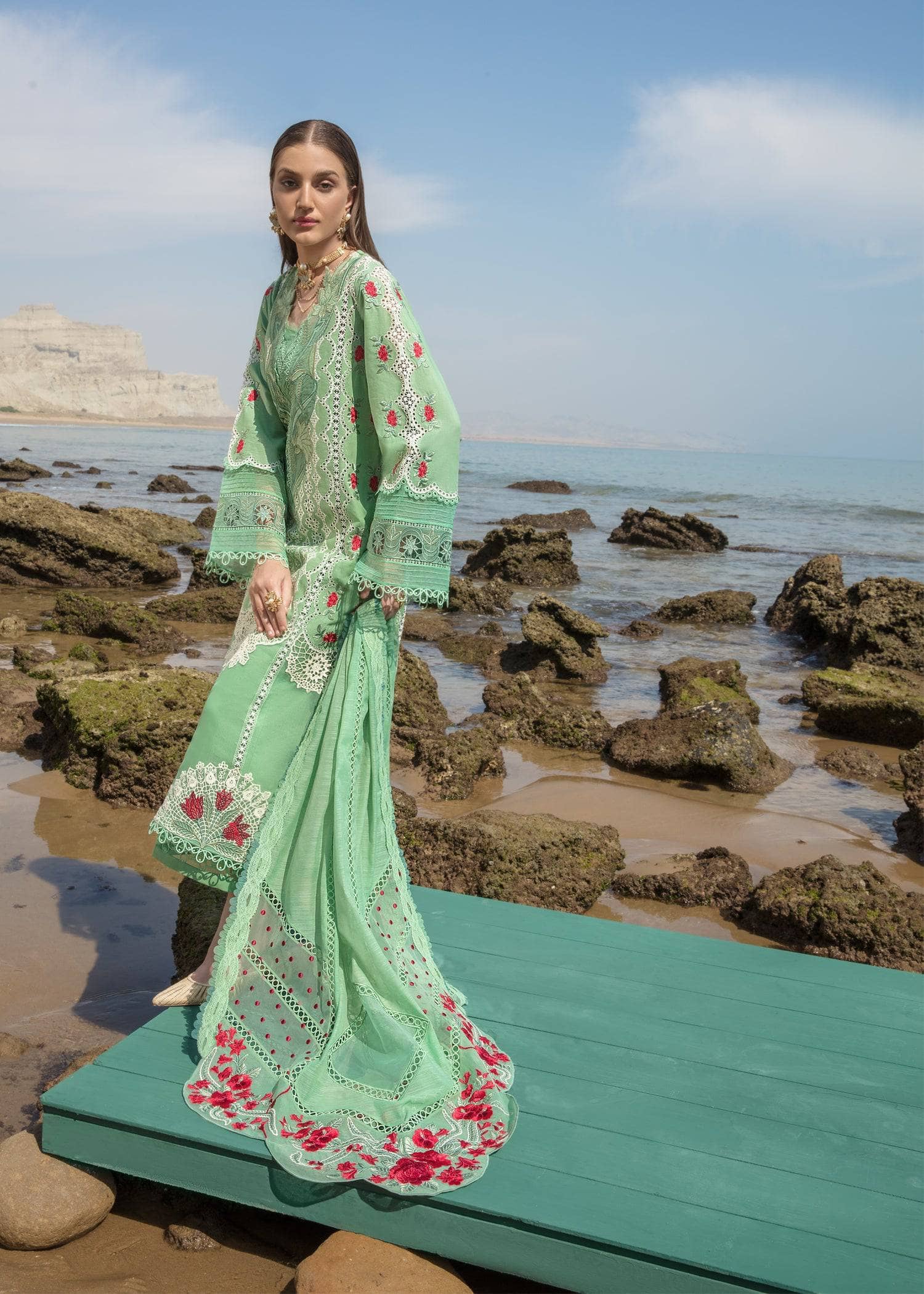 img_crimson_lawn_by_saira_shakira_awwal_boutique