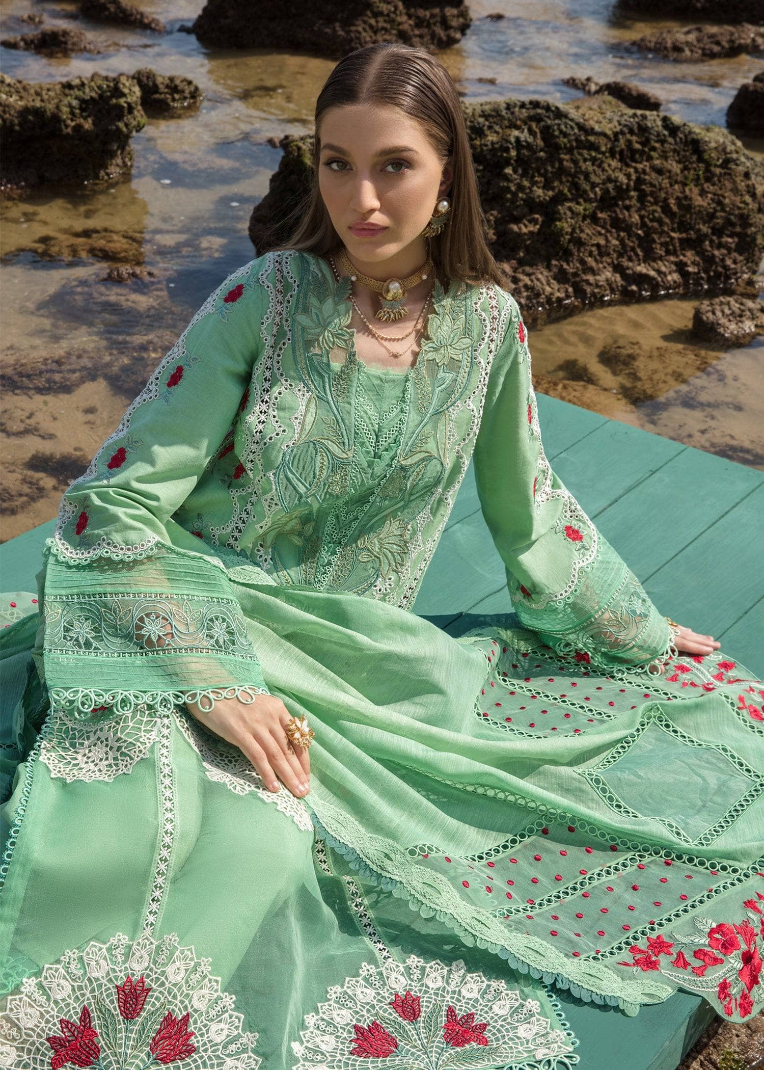 img_crimson_lawn_by_saira_shakira_awwal_boutique