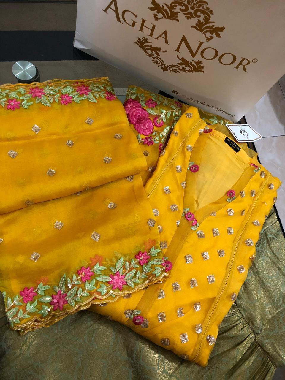 img_agha_noor_velvet_ready_made_sharara_style_wedding_awwal_boutique