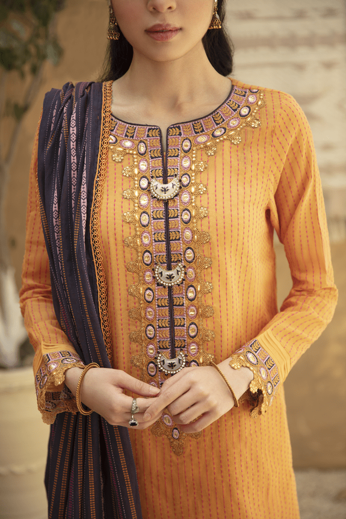 img_q_line_by_qalamkar_luxury_lawn_2021_awwal_boutique