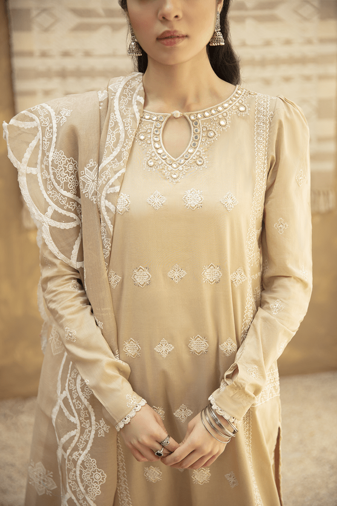 img_q_line_by_qalamkar_luxury_lawn_2021_awwal_boutique