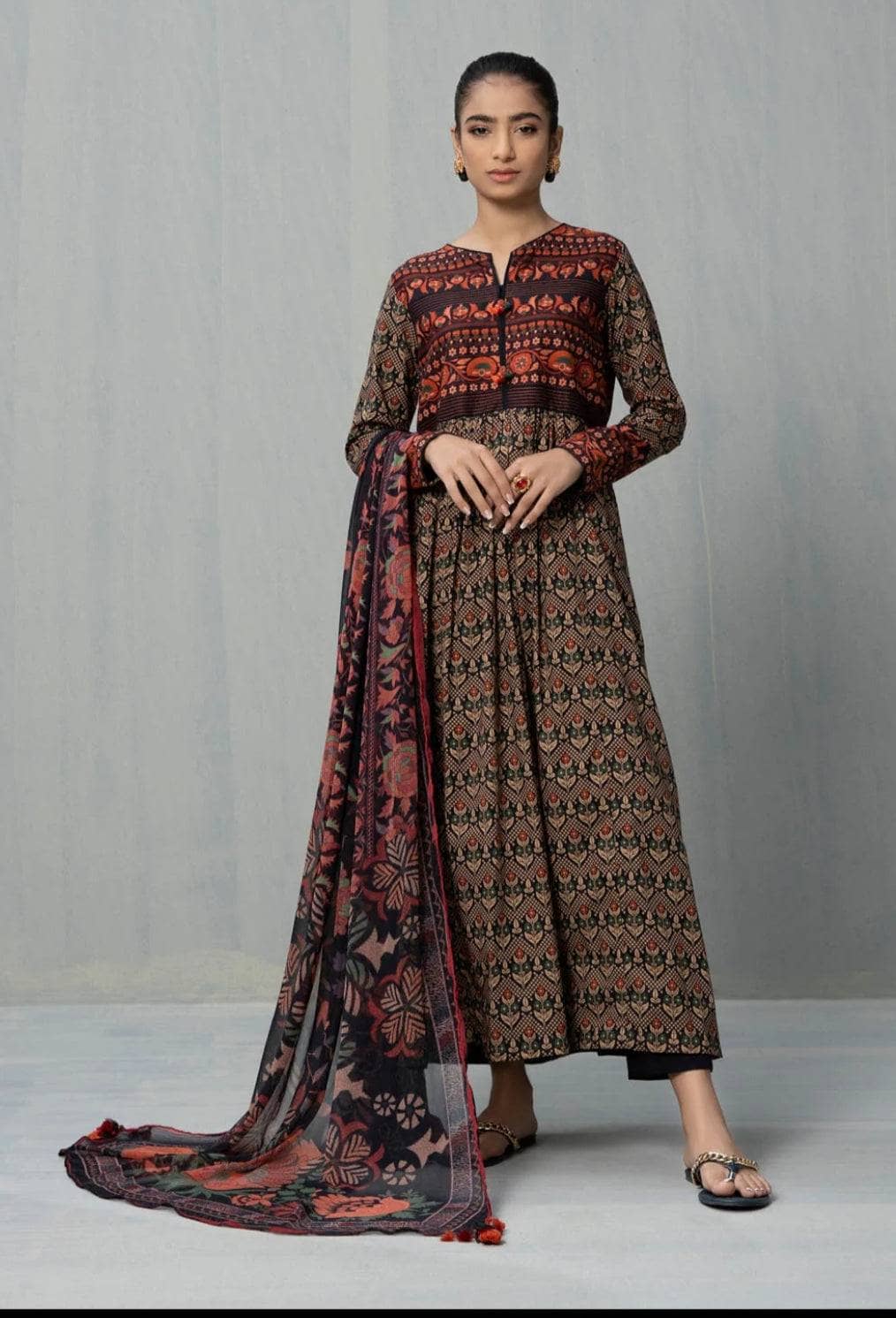 img_sapphire_intermix_awwal_boutique