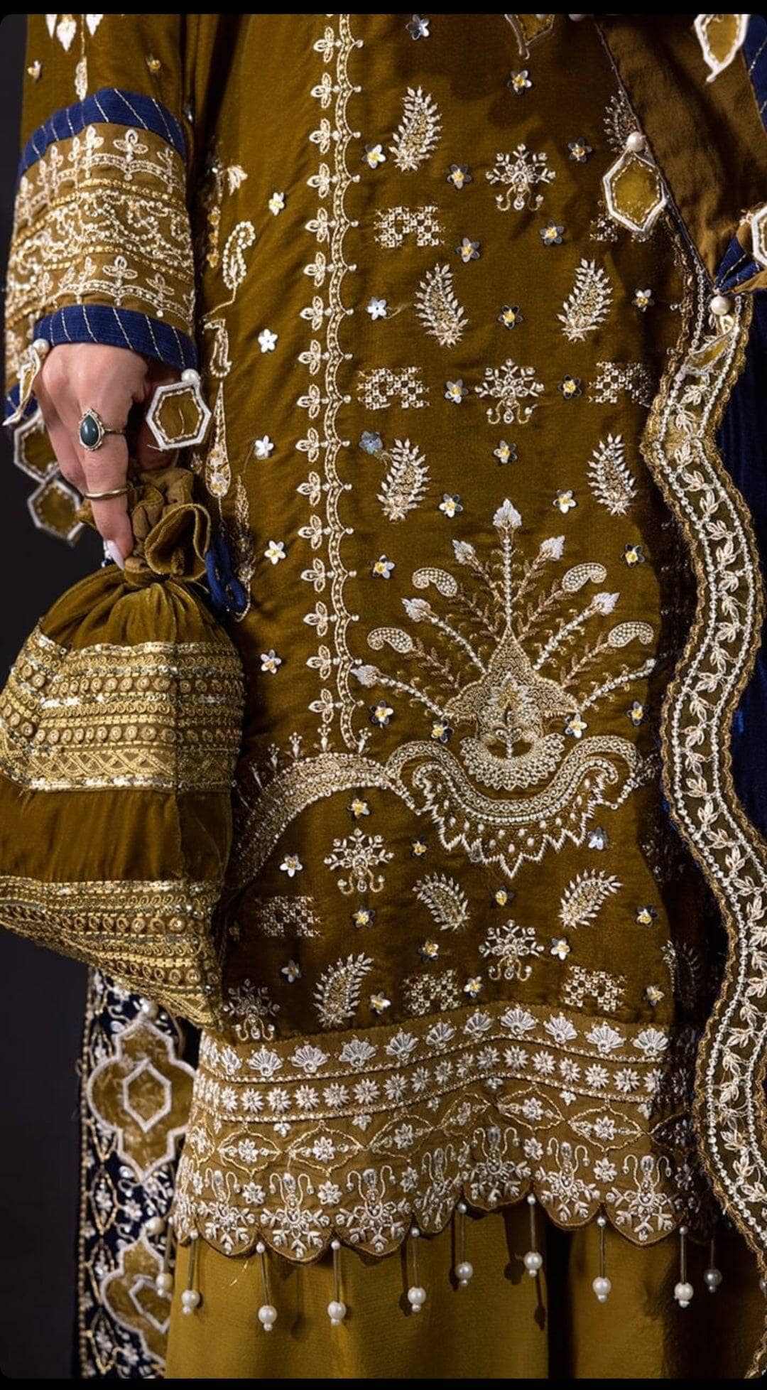 img_nureh_maya_velvet_awwal_boutique