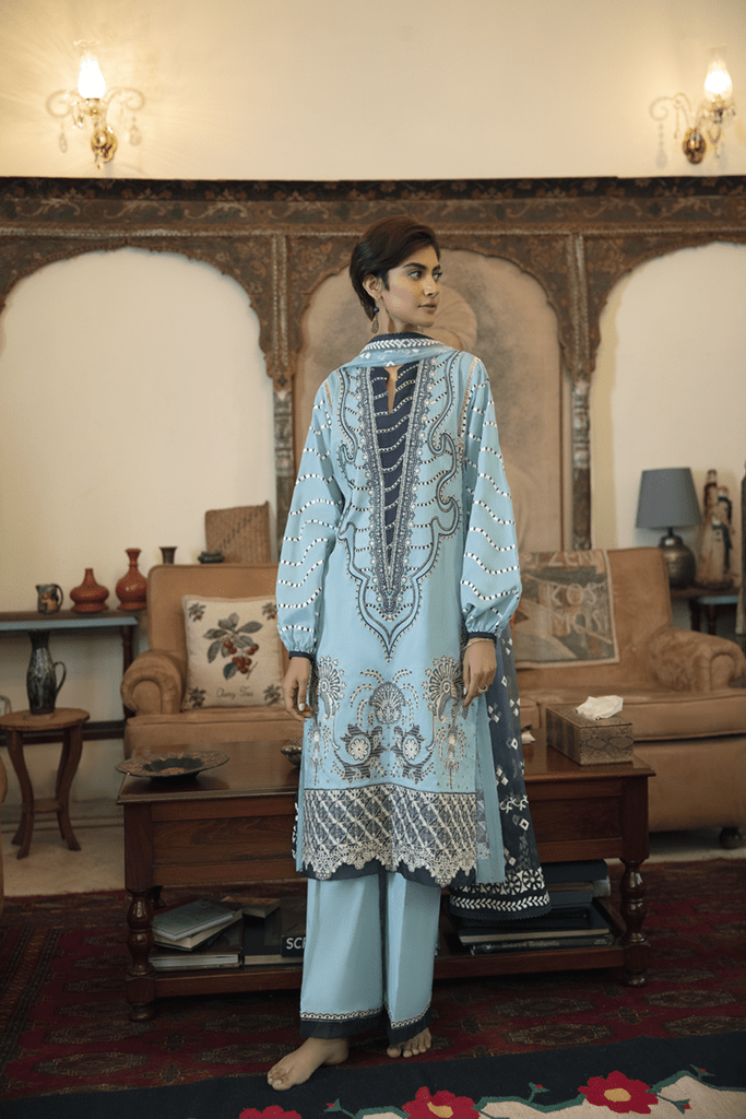 img_q_line_by_qalamkar_luxury_lawn_2021_awwal_boutique