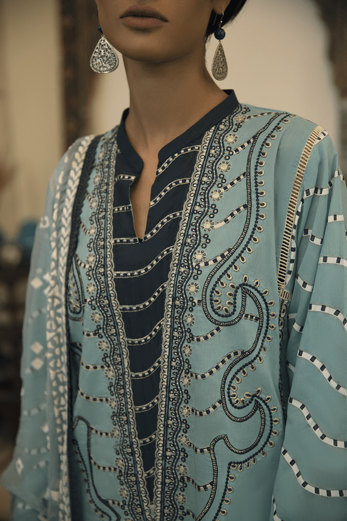 img_q_line_by_qalamkar_luxury_lawn_2021_awwal_boutique