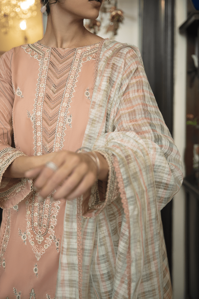 img_q_line_by_qalamkar_luxury_lawn_2021_awwal_boutique