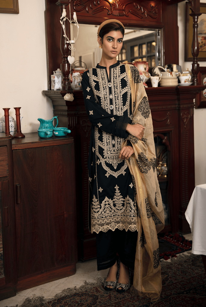 img_q_line_by_qalamkar_luxury_lawn_2021_awwal_boutique