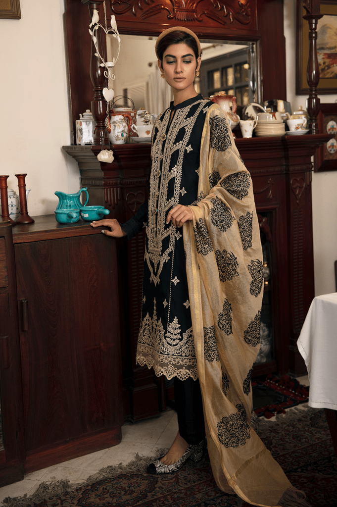 img_q_line_by_qalamkar_luxury_lawn_2021_awwal_boutique