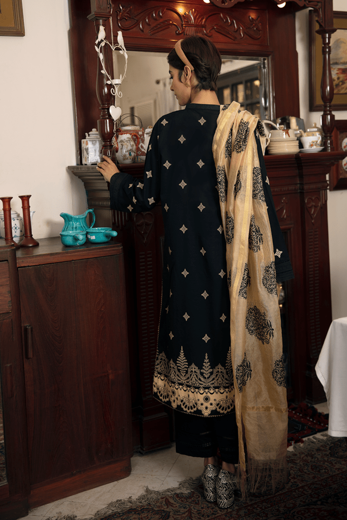 img_q_line_by_qalamkar_luxury_lawn_2021_awwal_boutique