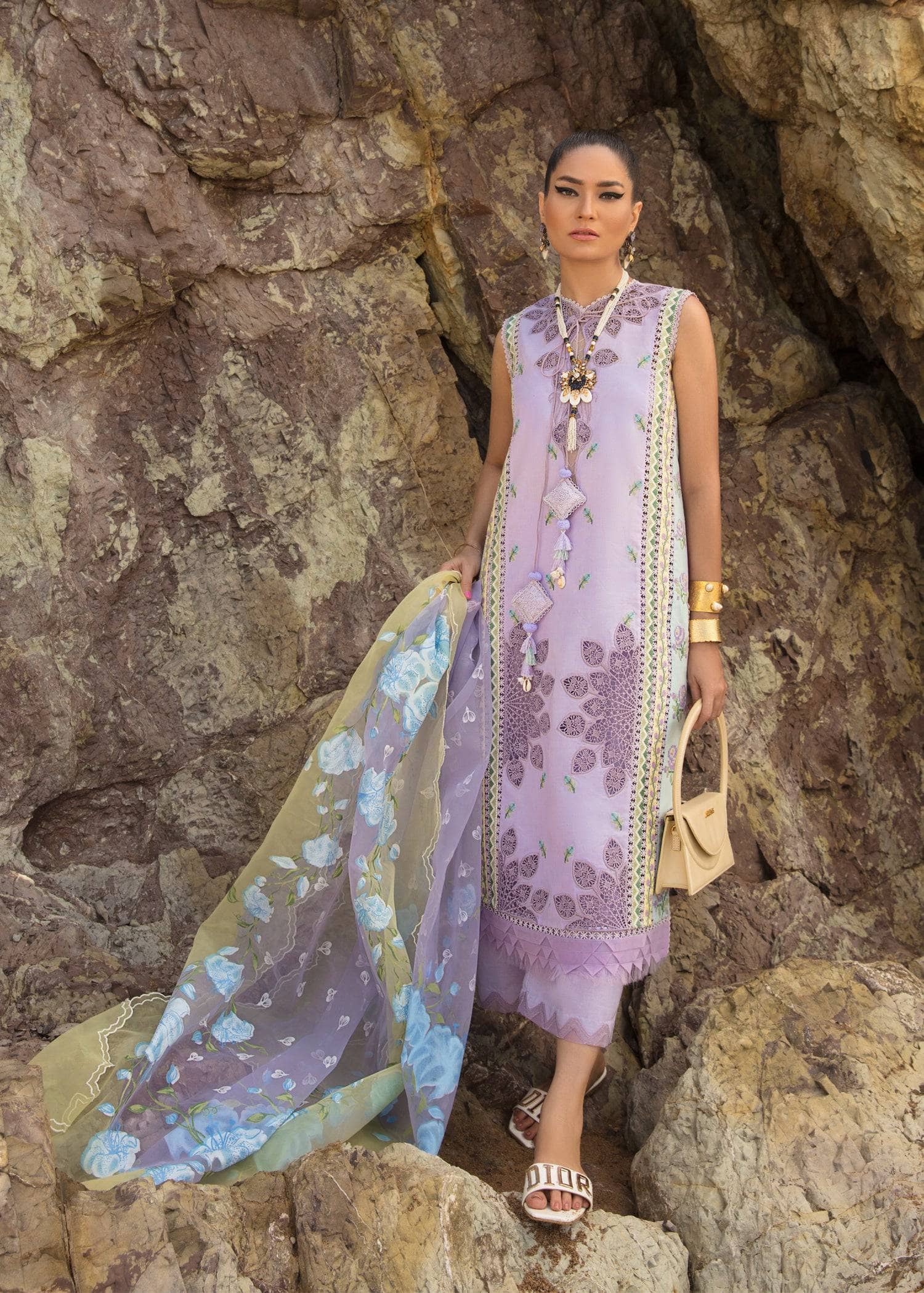 img_crimson_lawn_by_saira_shakira_awwal_boutique