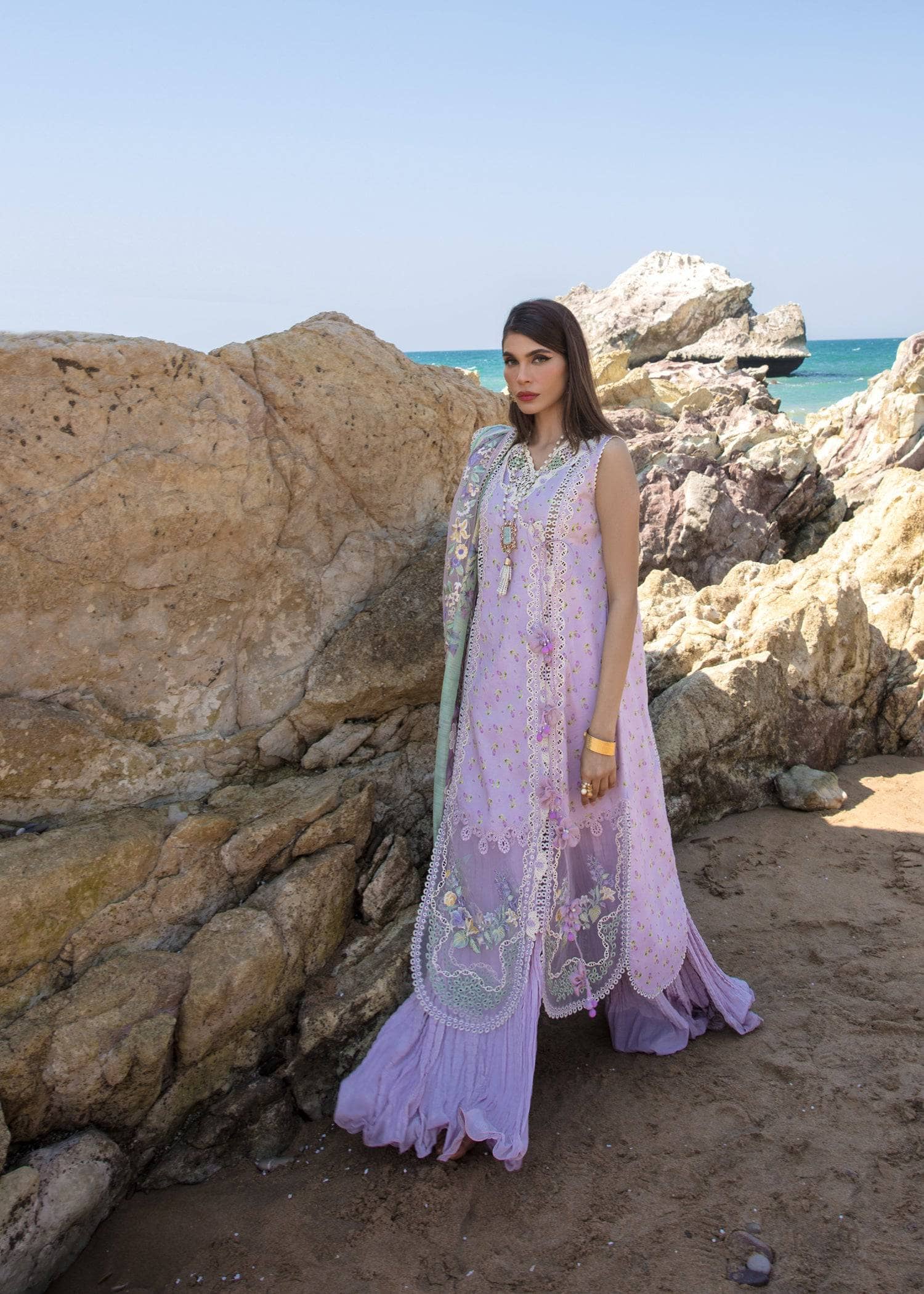 img_crimson_lawn_by_saira_shakira_awwal_boutique