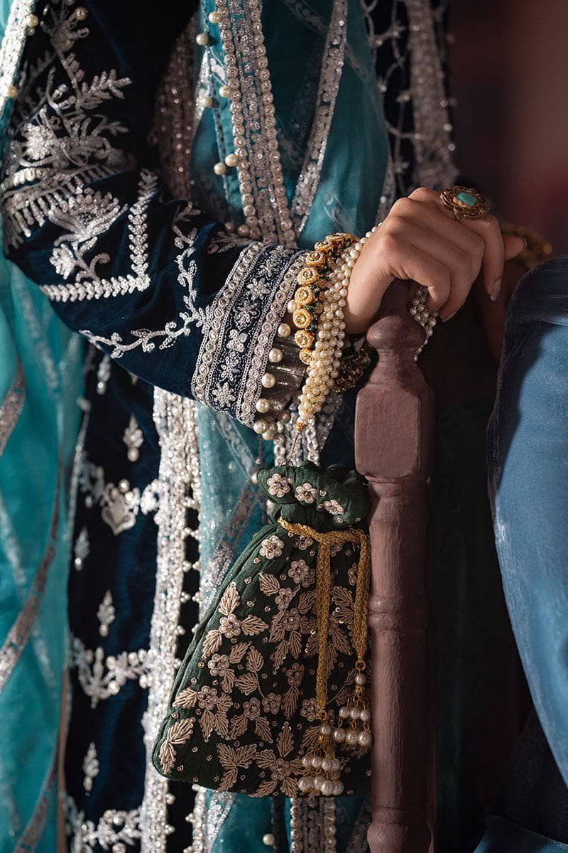 img_mushq_tehzeeb_velvet_edition_awwal_boutique