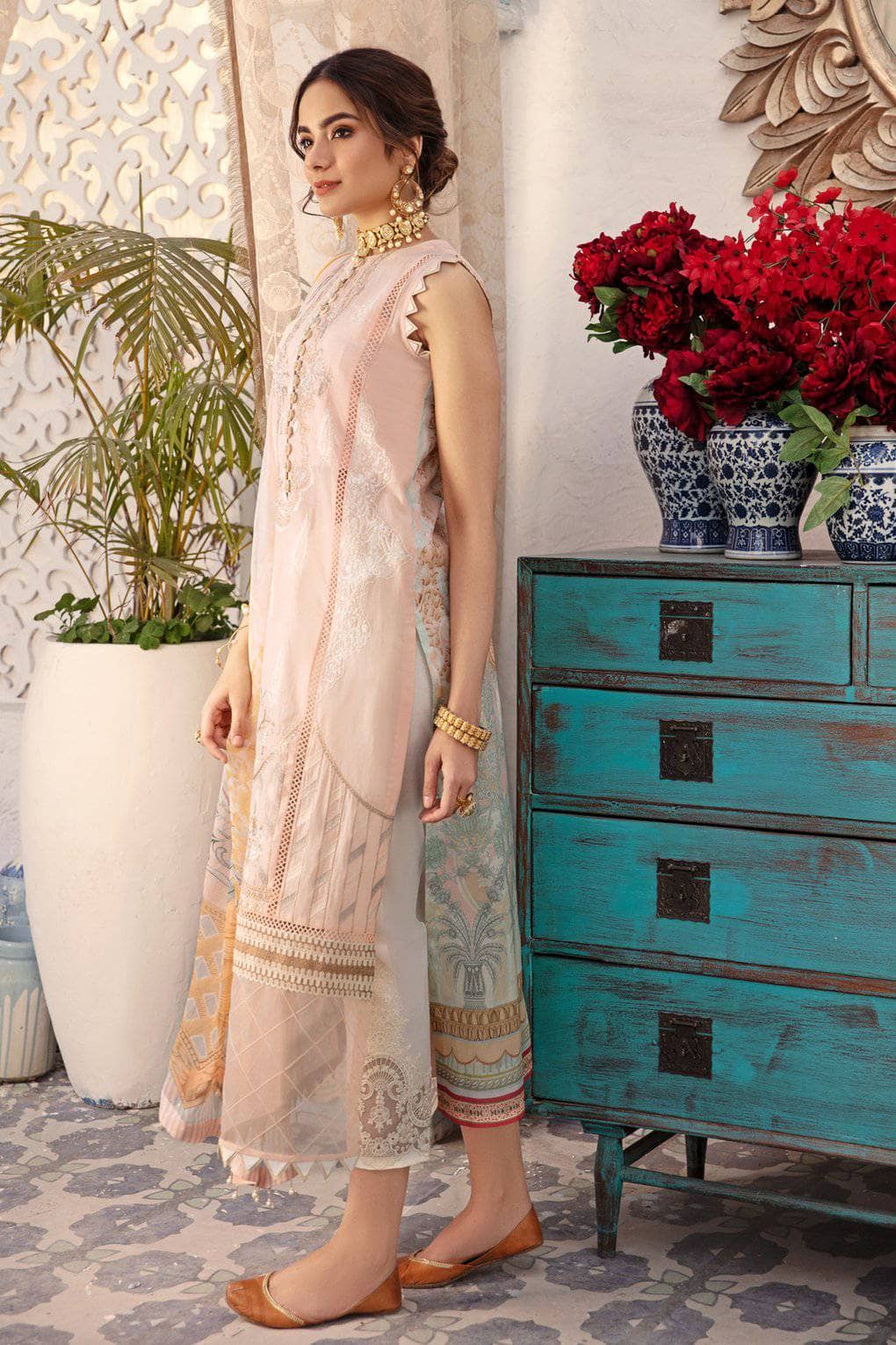 img_saadia_asad_eid_chikankari_lawn_2021_awwal_boutique