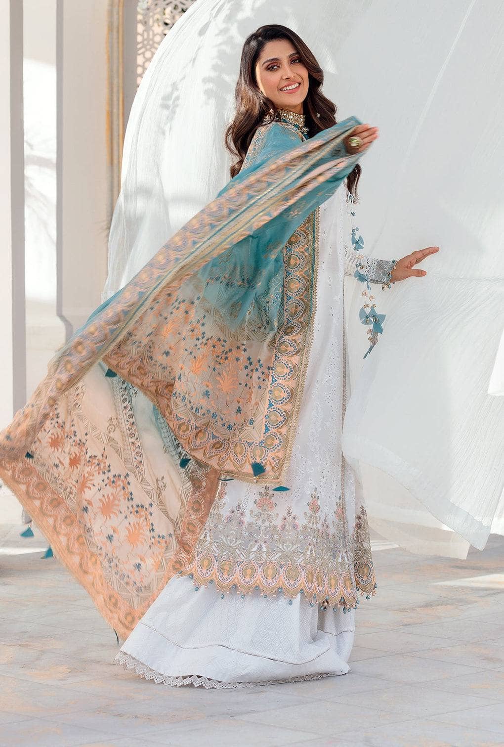 img_saadia_asad_chikankari_lawn_22_awwal_boutique