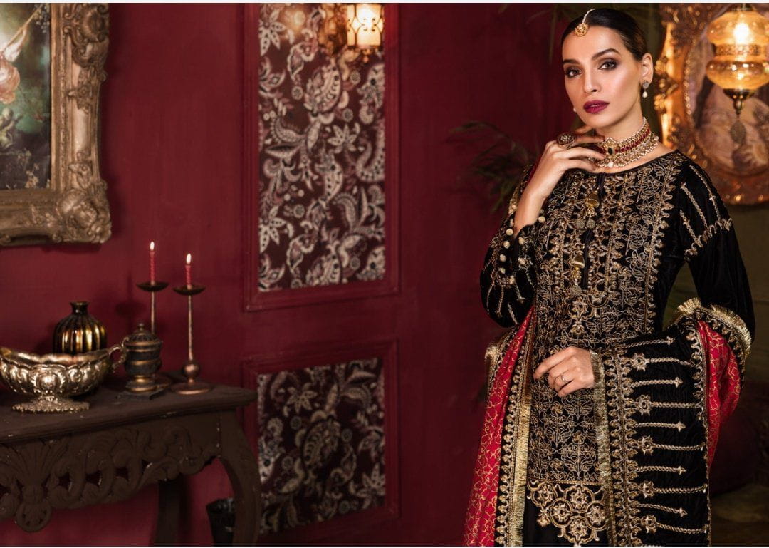 img_tehzeeb_by_mohagni_embroidered_velvet_wedding_collection_awwal_boutique