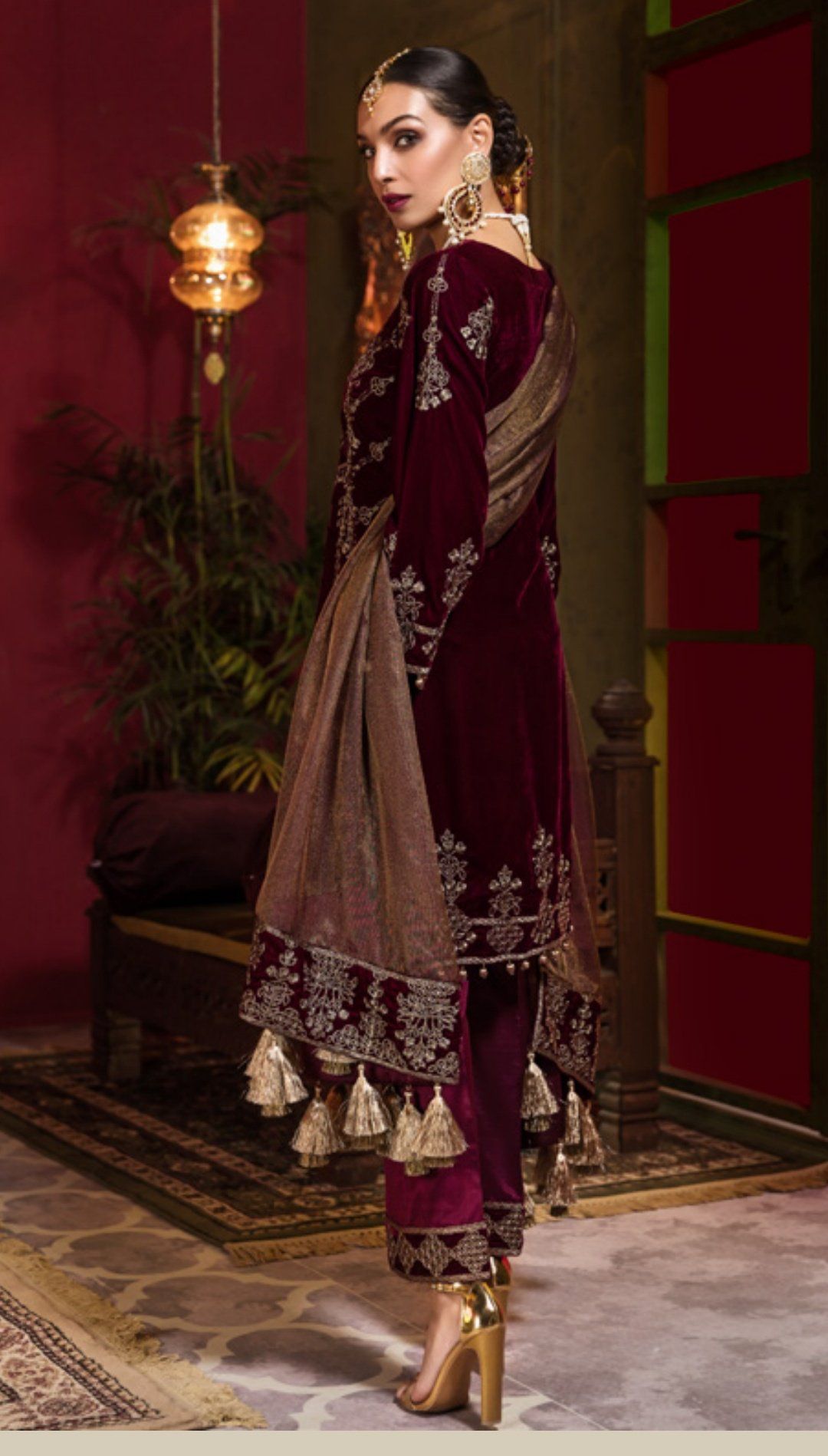 img_tehzeeb_by_mohagni_embroidered_velvet_wedding_collection_awwal_boutique