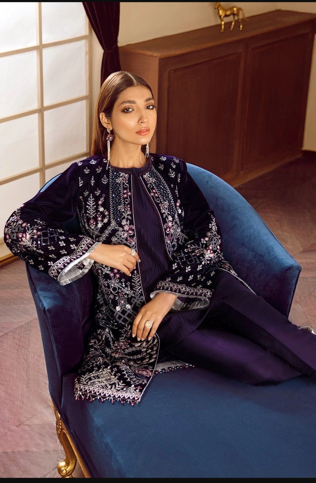 img_baroque_velvet_embroidered_collection_awwal_boutique