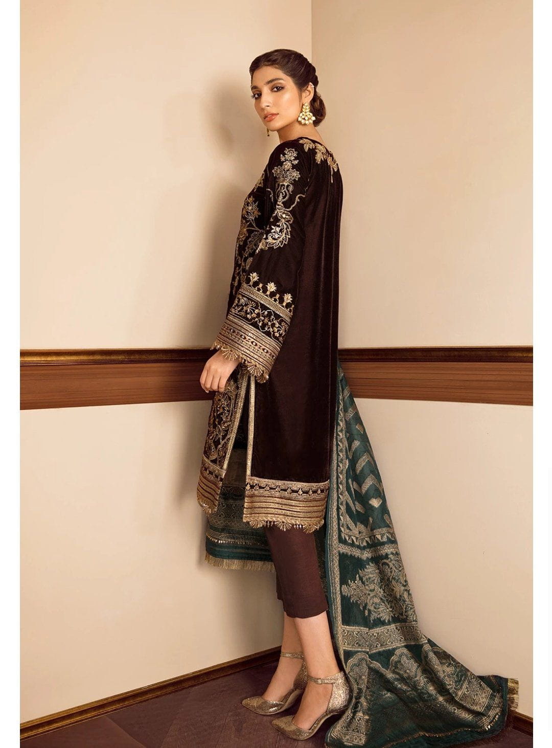 img_baroque_velvet_embroidered_collection_awwal_boutique
