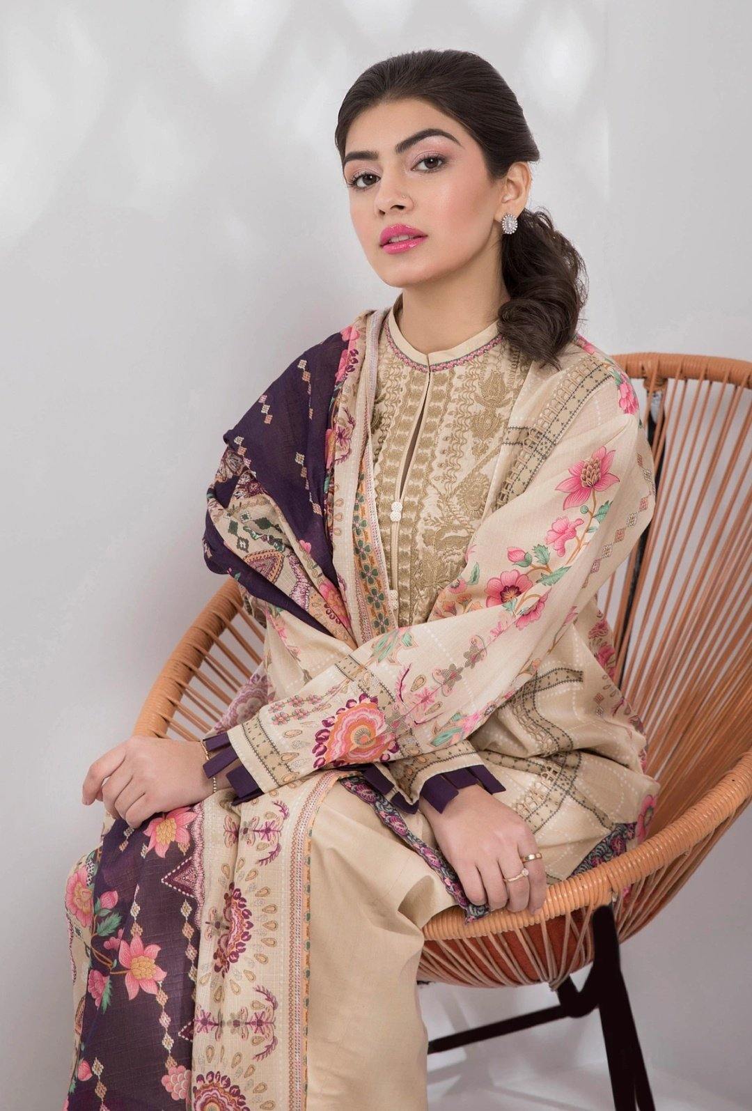 img_sapphire_lawn_collection_2020_awwal_boutique