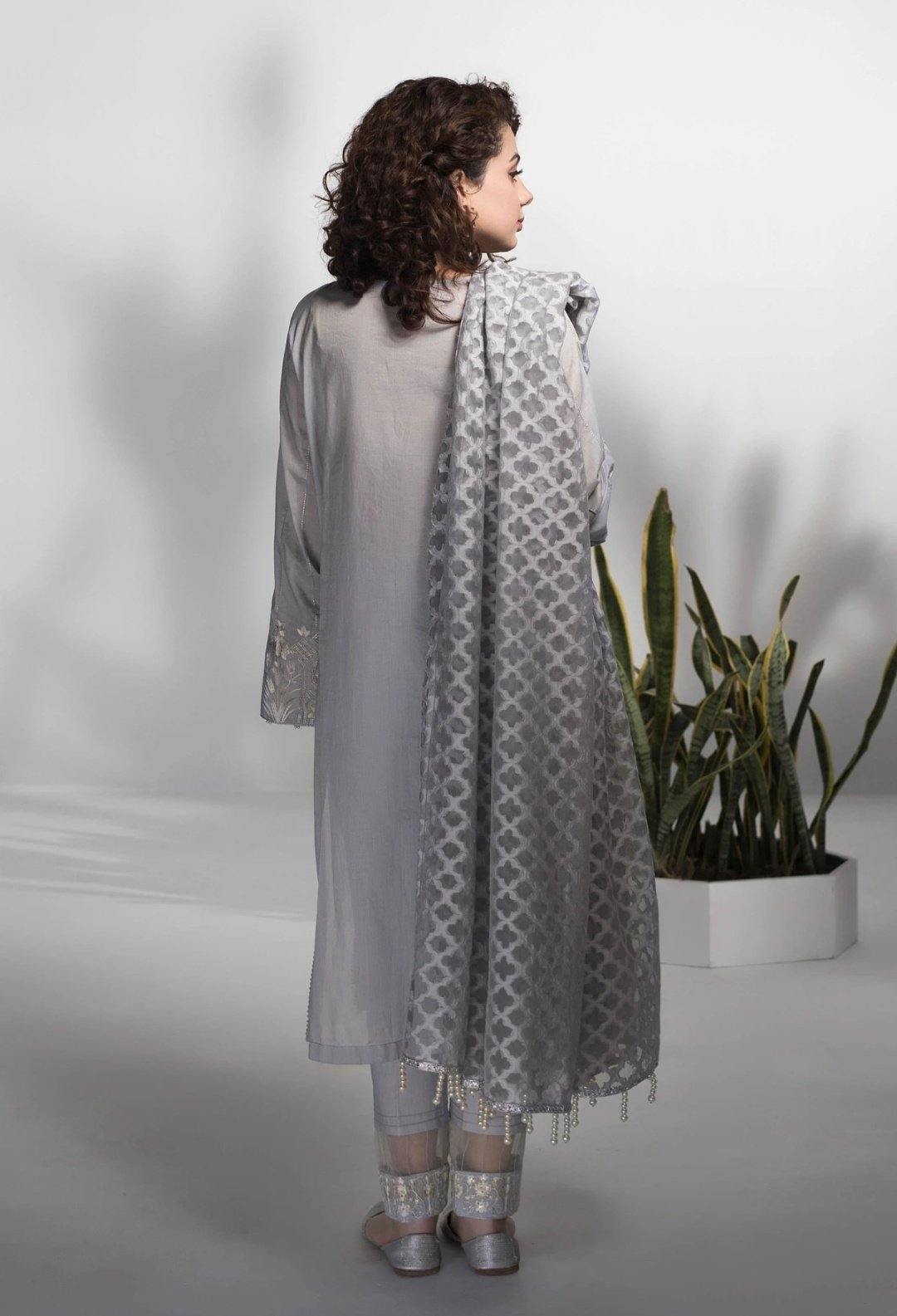 img_sapphire_lawn_collection_2020_awwal_boutique