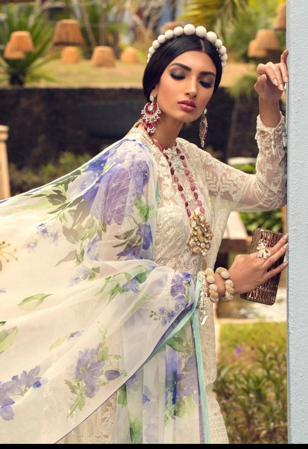 img_sana_safinaz_lawn_collection_awwal_boutique