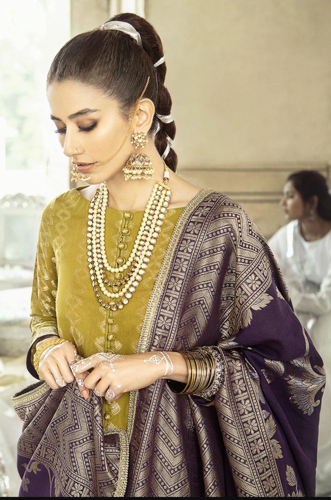 img_cross_stitch_lawn_collection_awwal_boutique