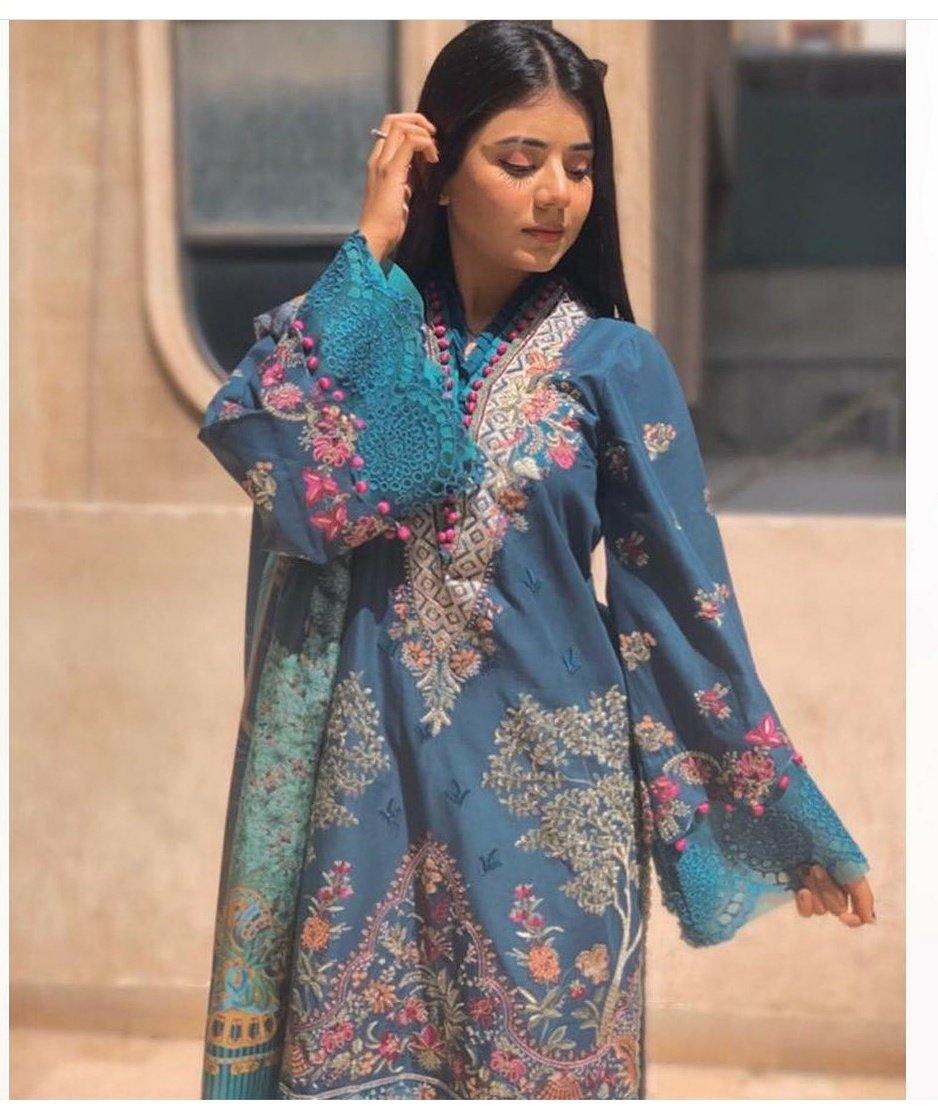 img_spotted_in_maryam_hussain_lawn_2020_awwal_boutique