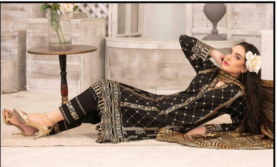 img_amna_sohail_by_tawakkal_lawn_gold_prints_awwal_boutique