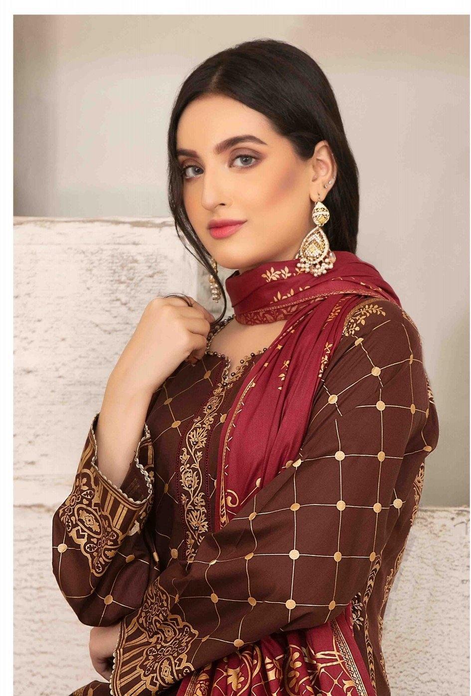 img_amna_sohail_by_tawakkal_lawn_gold_prints_awwal_boutique