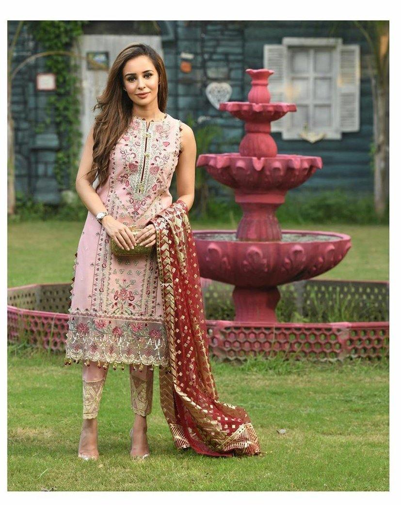 img_anaya_spotted_fashionista_awwal_boutique